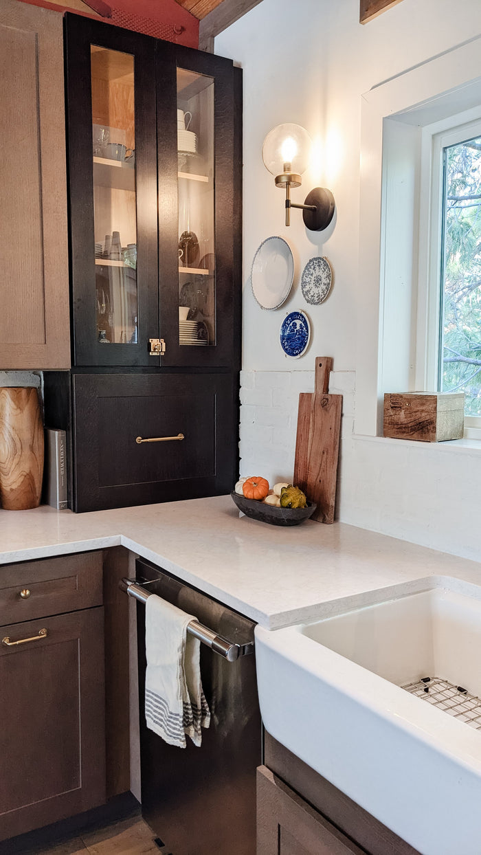 How to style your kitchen with vintage china plates.