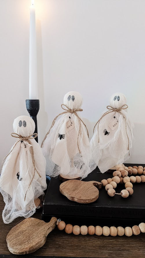 halloween decor on bookshelf